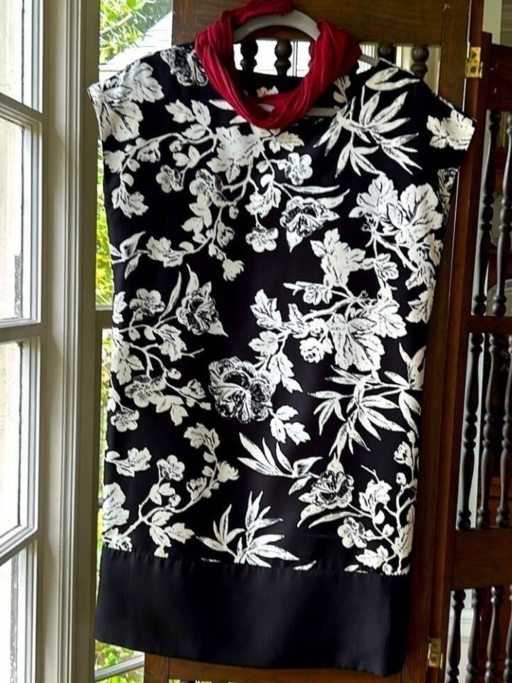 Floral Dress Sleeveless Shift Petite Black & White 20.5” P2P 35” Length
